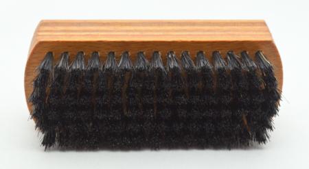 Handwaschbürste Schichtholz mit Griffmulden. 6 und 4 Reihen schwarze Naturborsten. Bürstenfabrik Keller seit 1869.